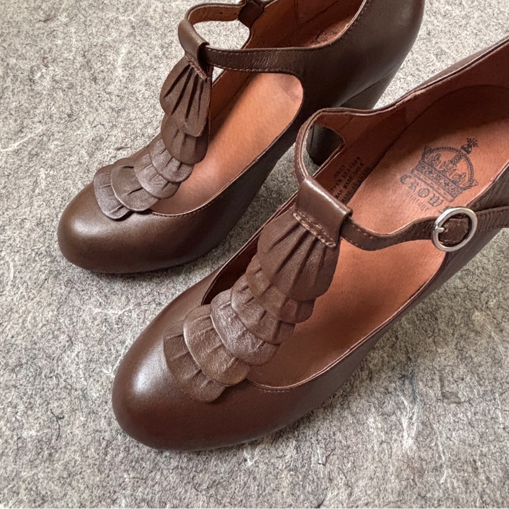 Crown Vintage brown leather ruffled T-strap heeled mary janes pumps - Picture 4 of 16
